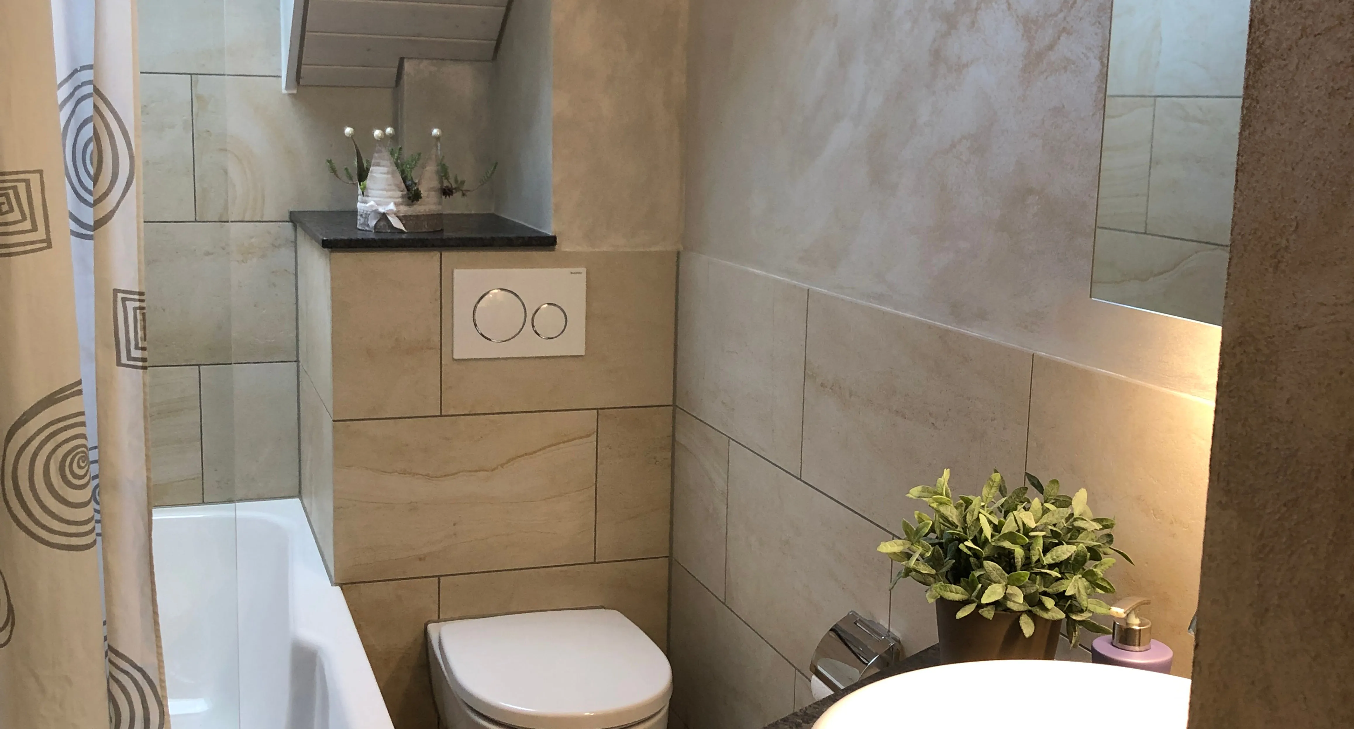 Badezimmer Gestaltung Holz und Granit
